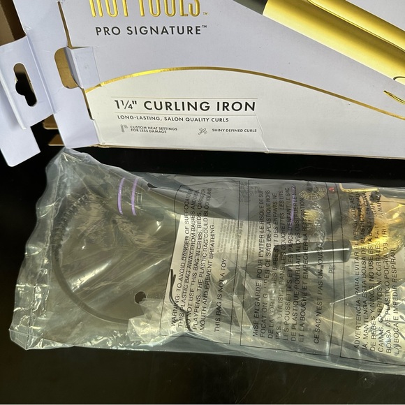 Hot Tools Curling Iron Size 1 1/4” - Picture 4 of 6